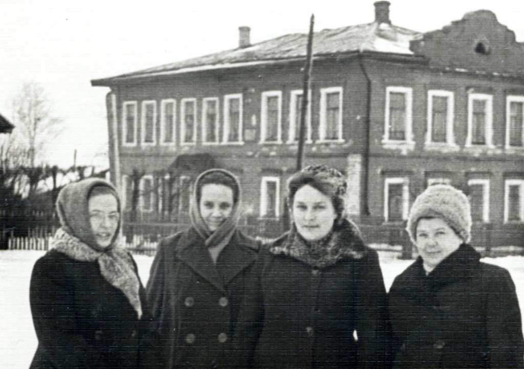 Историческая фотография_ на фоне старой красной школы